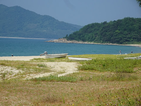 海水浴場での釣り人