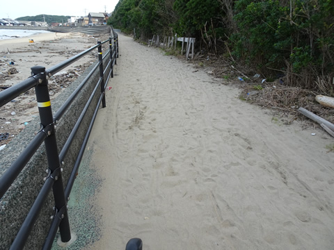 砂の堆積した自転車道