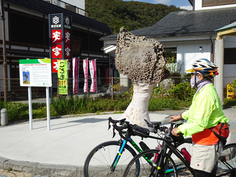 モニュメントの前で記念撮影