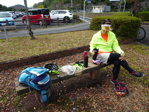 自転車道終点の公園で小休止