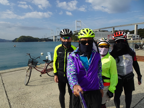 いきいき館から来島海峡大橋をバックに