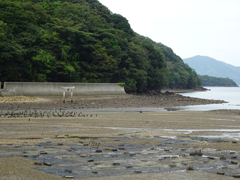 海の中の厳島明神の鳥居