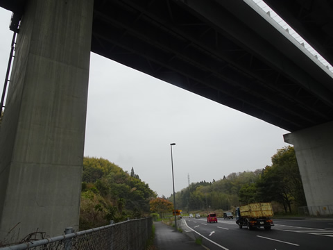 山陽道高架下で雨宿り