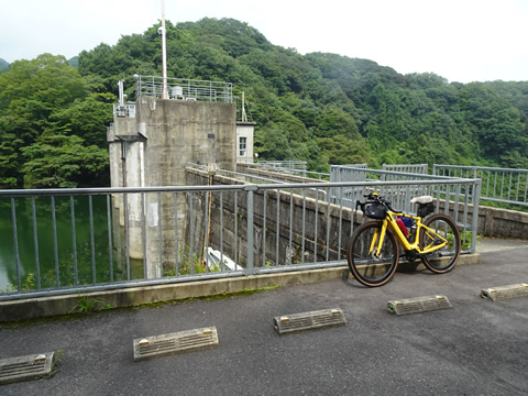 向道ダムの堤防