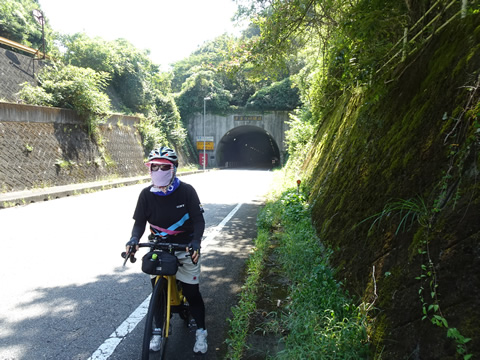 トンネルを出た所