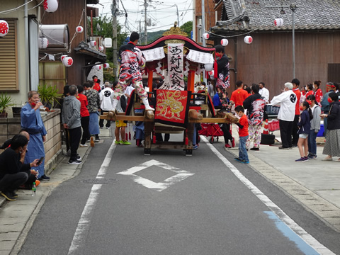 途中、祭りでした