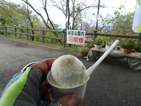 亀老山売店で藻塩ソフトです