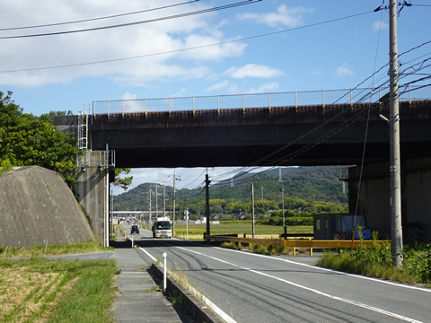 中国自動車道の下