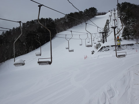 奥のシングルリフト