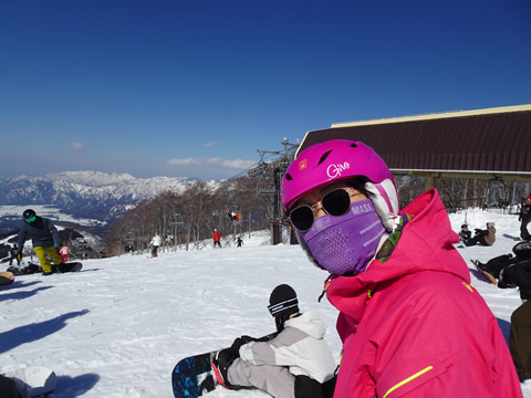 トップで勝山市街をバックに