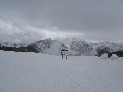 視界が開けたので前の山を撮りました