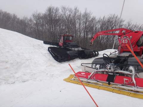 立山トップに圧雪車が２台置いてありました