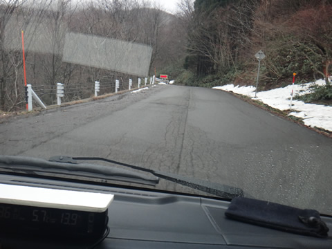 内黒峠の道路には雪ありませんでした。２駆でOK！
