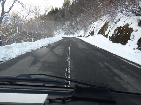帰りの内黒峠の道路は雪は解けていました
