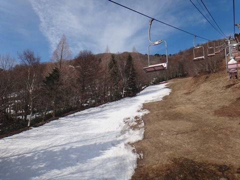 立山トップへ行くリフトの下