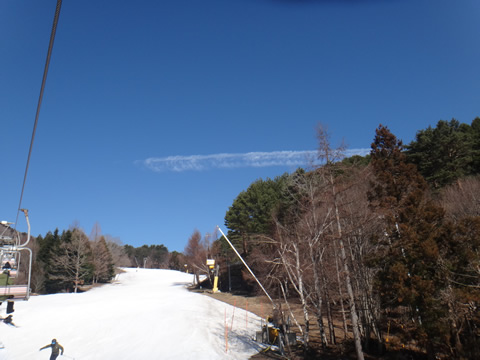 青空に縦型の雲