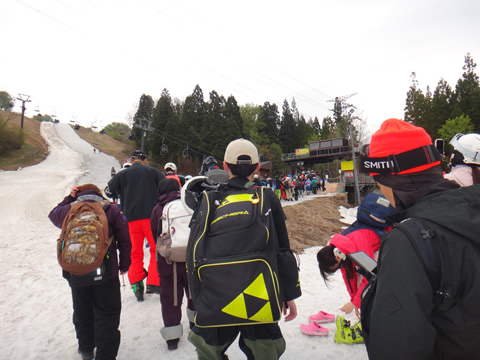 ペアリフト乗り場の行列