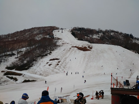 正面ゲレンデは雪薄くなってます