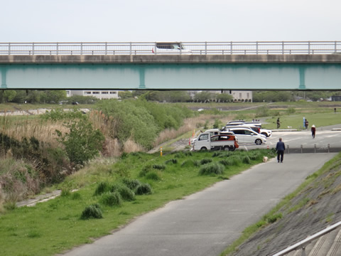 橋の下の河川敷駐車場