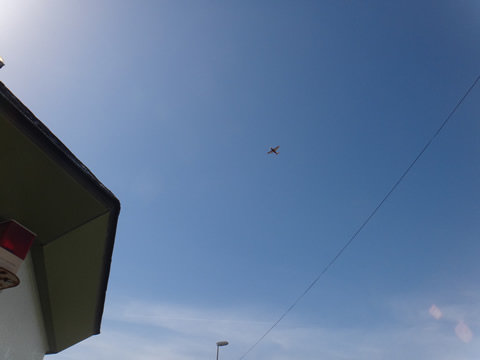 佐波川から上空の航空自衛隊練習機です
