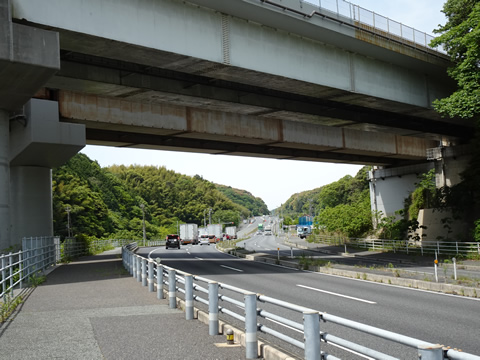 椿峠の登り口、上は山陽自動車道