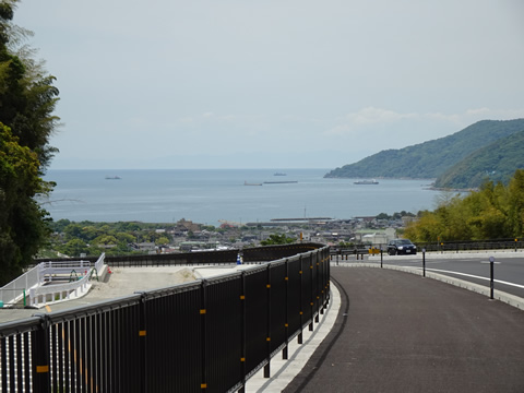 下りの先には富海海水浴場が見えます