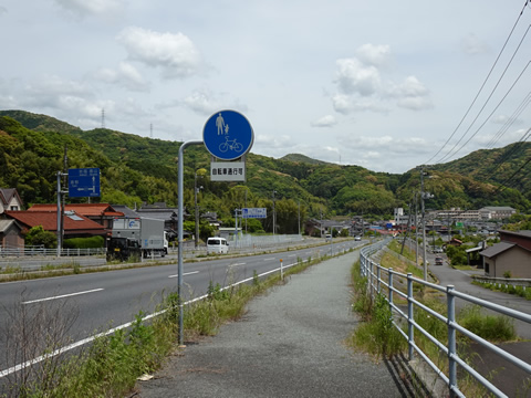 歩道も自転車通行可の看板