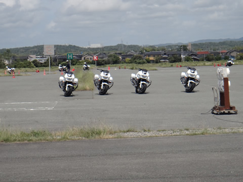 公園前の大駐車場で白バイの訓練をしてました