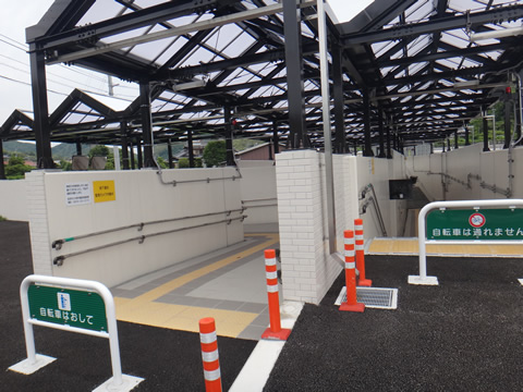 入り組んだ地下の歩道