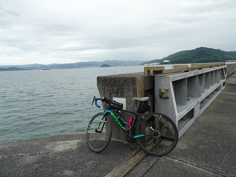 粭島の防波堤の横で