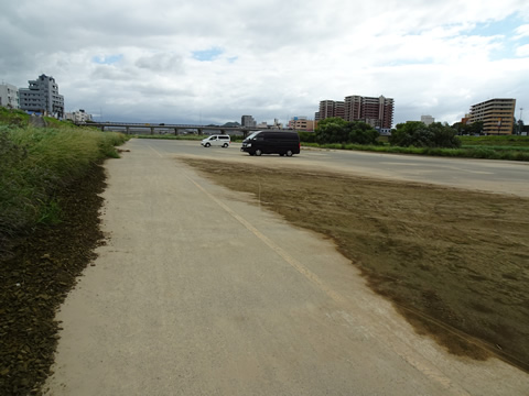 河川敷駐車場