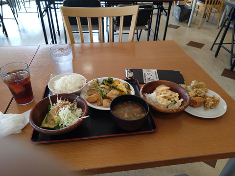 弁当売り切れでレストランでバイキングの昼食でした