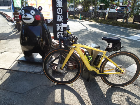 くまモンの置物の前で。今日は晴れて良い天気になりました