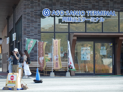 天気が良く人出は多かったです