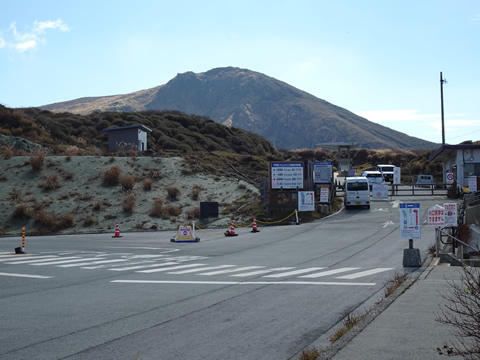 火口口に行く有料道路は通行止めでした
