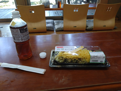 道の駅阿蘇の休憩所で昼食の弁当でした